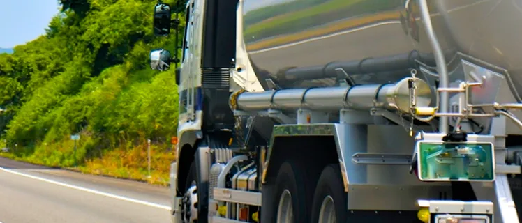 燃料を配送する車