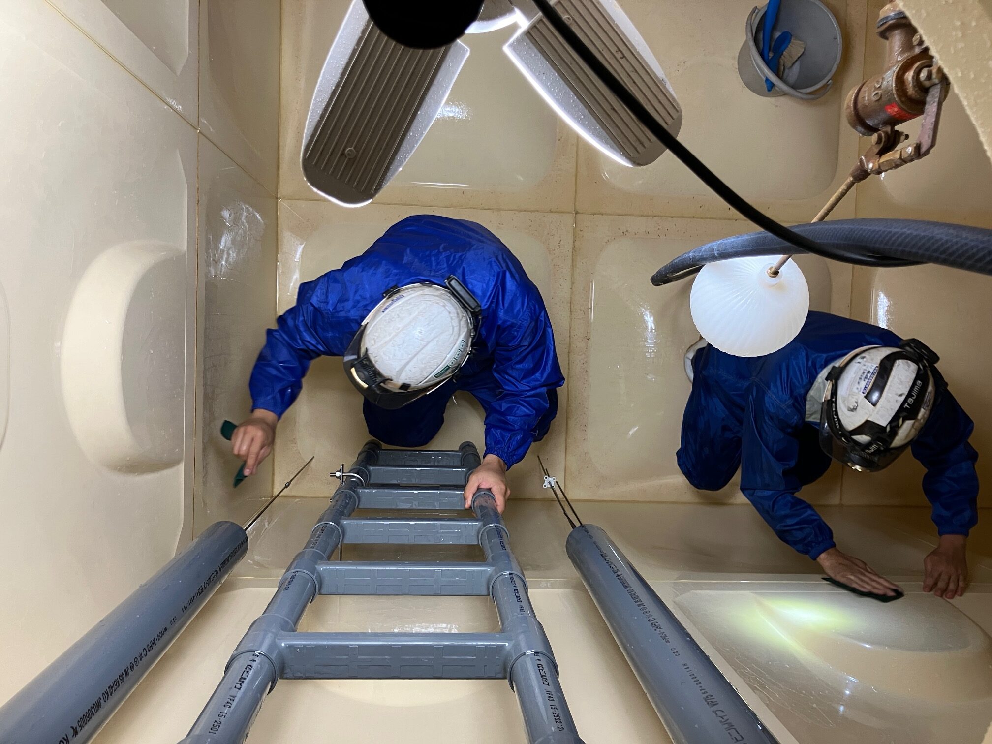 FRP貯水槽(受水槽)清掃・消毒2