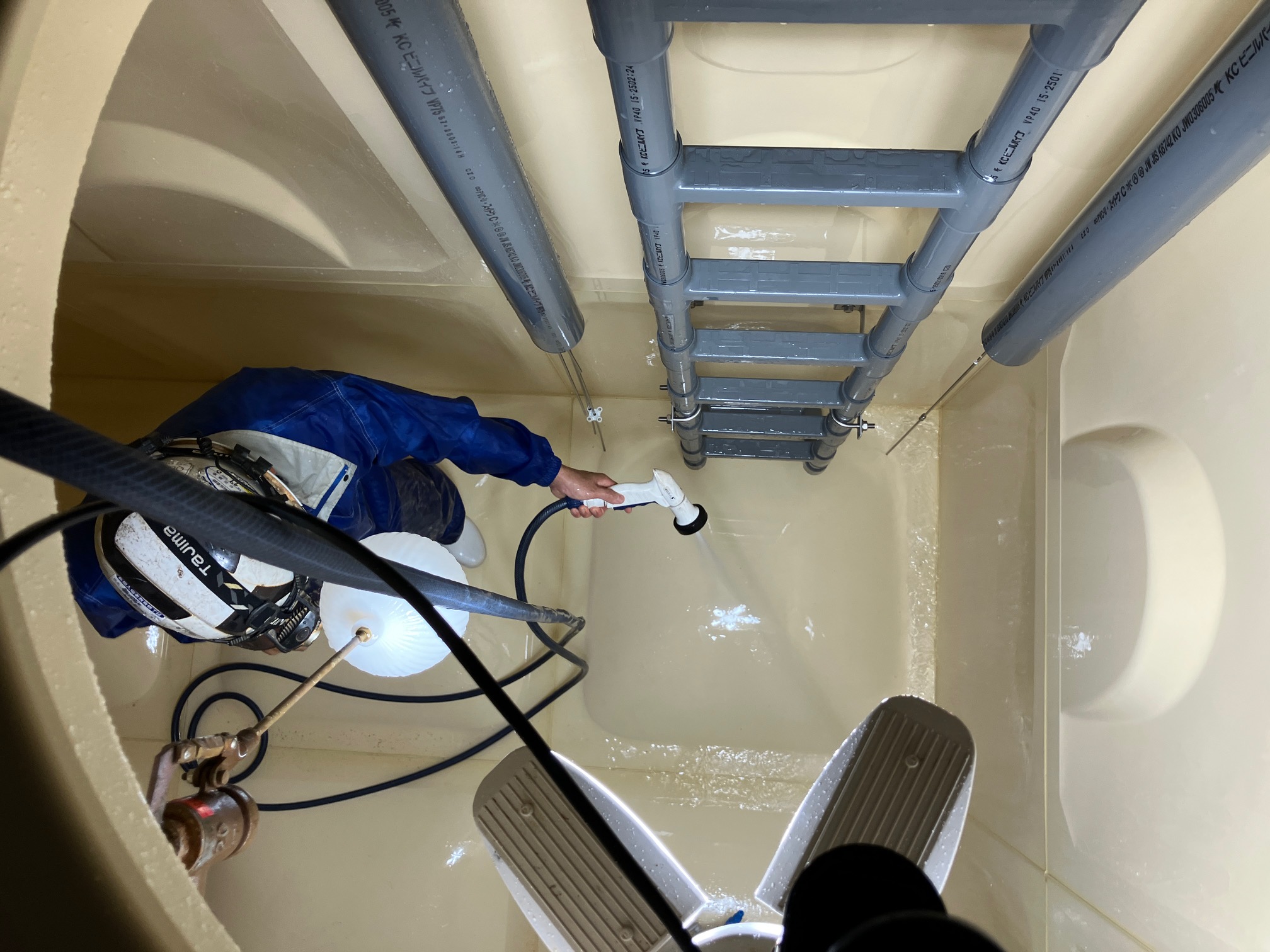 FRP貯水槽(受水槽)清掃・消毒3