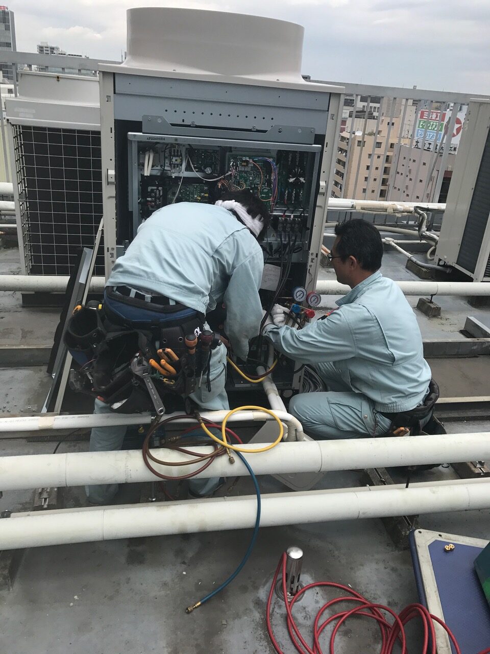 業務用エアコン室外機の点検・保守（名古屋市内ビル屋上）