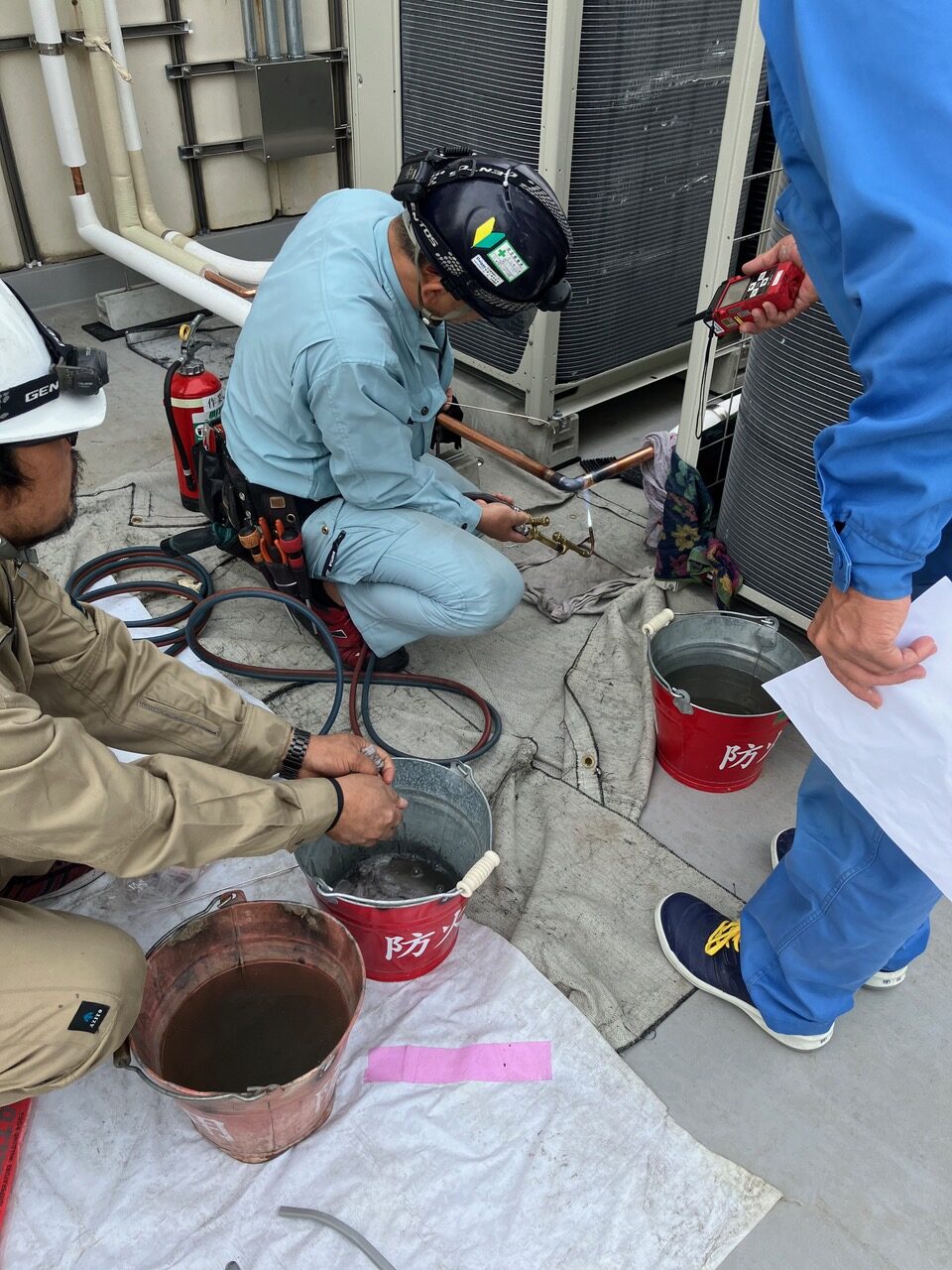 業務用エアコン 冷媒配管のろう付け(名古屋市・ビル屋上)
