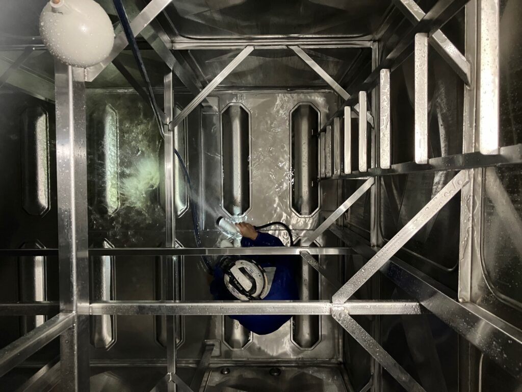 ステンレス製貯水槽清掃・消毒(名古屋市・商業施設)2