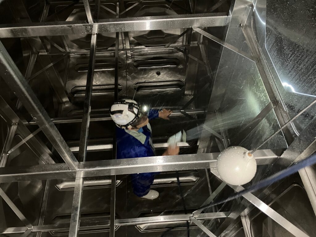 ステンレス製貯水槽清掃・消毒(名古屋市・商業施設)3